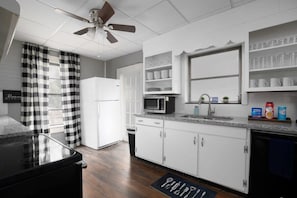 Casa, várias camas, varanda, vista para o jardim (17th St. Magic) | Cozinha privada | Geladeira, micro-ondas, fogão, cooktop