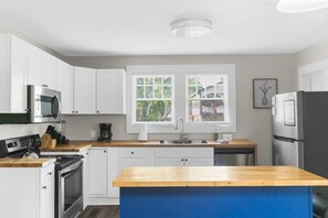 Hus, flere senger, terrasse, hageutsikt (52nd Ensley Chic) | Eget kjøkken | Kaffetrakter/tekoker