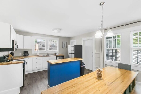 House, Multiple Beds, Patio, Garden View (52nd Ensley Chic) | Private kitchen