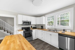 Hus, flere senger, terrasse, hageutsikt (52nd Ensley Chic) | Eget kjøkken | Kaffetrakter/tekoker