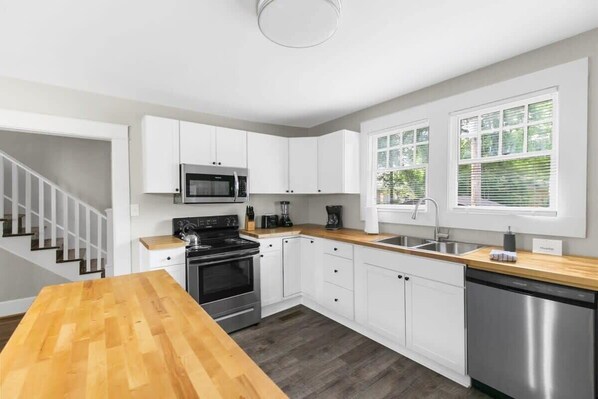 Casa, várias camas, varanda, vista para o jardim (52nd Ensley Chic) | Cozinha privada | Geladeira, micro-ondas, fogão, cooktop