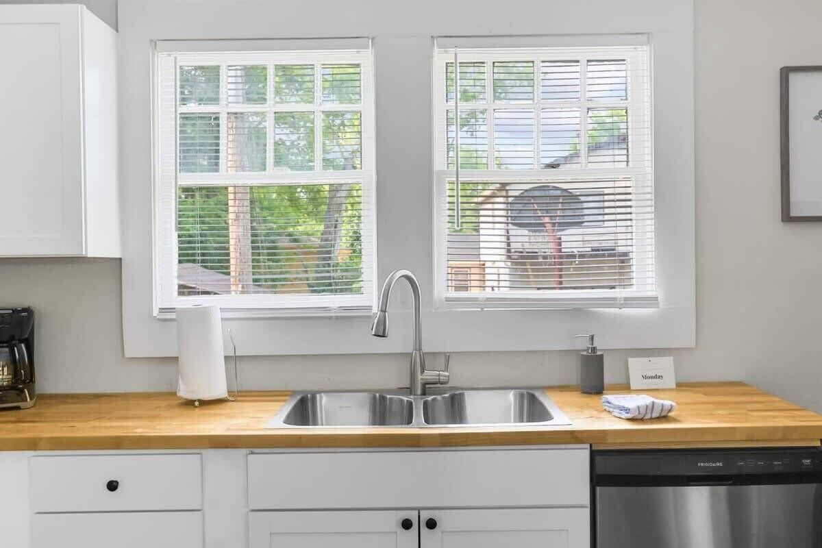 ハウス ベッド (複数台) パティオ ガーデンビュー (52nd Ensley Chic) | 専用キッチン | コーヒー / ティーメーカー