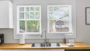 Hus, flere senger, terrasse, hageutsikt (52nd Ensley Chic) | Eget kjøkken | Kaffetrakter/tekoker