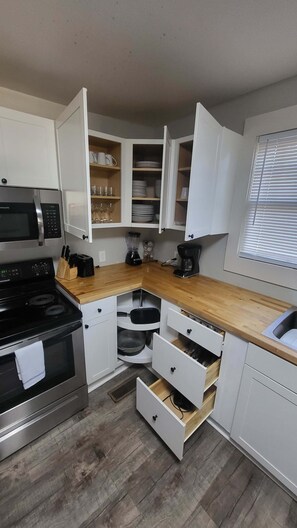 Casa, várias camas, varanda, vista para o jardim (52nd Ensley Chic) | Cozinha privada | Geladeira, micro-ondas, fogão, cooktop