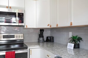Maison, Plusieurs lits, patio, vue sur le jardin (4th Ave East Lake Stunner) | Cuisine privée | Cafetière-théière
