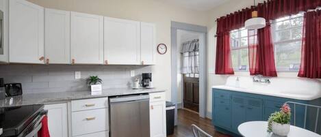 Casa, varias camas, patio, vista al jardín (4th Ave East Lake Stunner) | Cocina privada | Cafetera y tetera