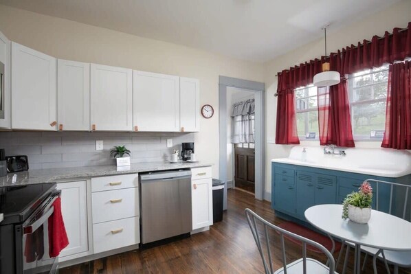 Nhà, nhiều giường, sân hiên, quang cảnh vườn (4th Ave East Lake Stunner) | Bếp riêng | Tủ lạnh, lò vi sóng, lò nướng, bếp nấu