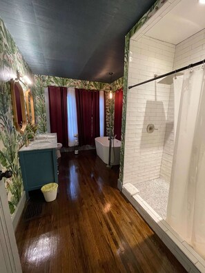 Nhà, nhiều giường, sân hiên, quang cảnh vườn (4th Ave East Lake Stunner) | Phòng tắm | Đồ dùng nhà tắm được thiết kế riêng
