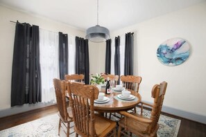 Nhà, nhiều giường, sân hiên, quang cảnh vườn (4th Ave East Lake Stunner) | Khu ăn uống