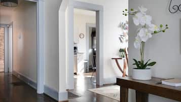 Ferienhaus, Mehrere Betten, Terrasse, Gartenblick (4th Ave East Lake Stunner) | Innenbereich
