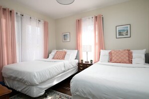 Nhà, nhiều giường, sân hiên, quang cảnh vườn (4th Ave East Lake Stunner) | 3 phòng ngủ, truy cập Internet không dây miễn phí