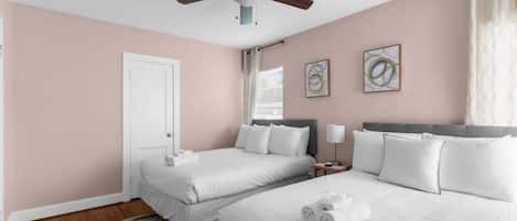 Maison, plusieurs lits, patio, vue jardin (57th Blushing Bungalow) | 4 chambres, décoration personnalisée, ameublement personnalisé