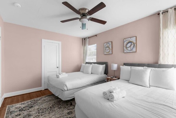 Casa, várias camas, varanda, vista para o jardim (57th Blushing Bungalow) | 4 quartos, individualmente decorados, individualmente mobiliados