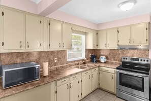 Casa, várias camas, varanda, vista para o jardim (57th Blushing Bungalow) | Cozinha privada | Cafeteira/chaleira