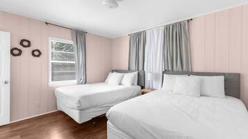 Casa, varias camas, patio, vista al jardín (57th Blushing Bungalow) | 4 habitaciones, decoración personalizada y muebles diferentes