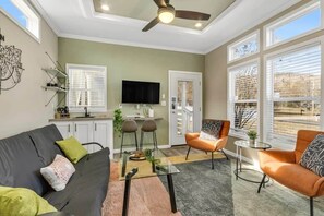 Maison, 1 grand lit et 1 canapé-lit, patio, vue montagne (Byrd 6 Cozy Byrd Nest) | Coin séjour