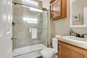 Maison, 1 grand lit et 1 canapé-lit, patio, vue montagne (Byrd 6 Cozy Byrd Nest) | Salle de bain