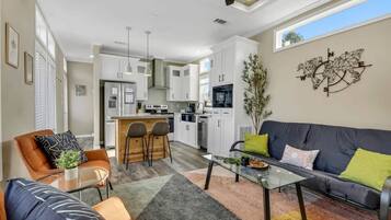 Maison, 1 grand lit et 1 canapé-lit, patio, vue montagne (Byrd 6 Cozy Byrd Nest) | Coin séjour