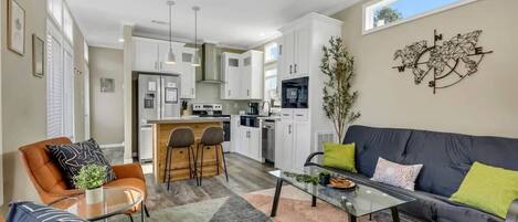 Ház, 1 queen (nagyméretű) franciaágy és egy kinyithatókanapé, teraszos udvar (Byrd 6 Cozy Byrd Nest) | Nappalirész