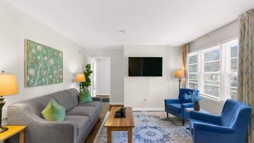 House, Multiple Beds, Patio, Garden View (Rose Drive Roost 2) | Living area