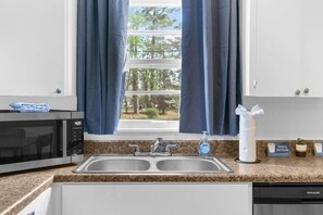 House, Multiple Beds, Patio, Garden View (Rose Drive Roost 2) | Private kitchen