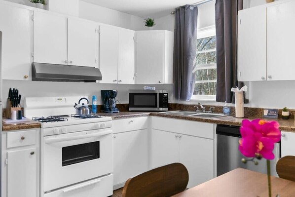 House, Multiple Beds, Patio, Garden View (Rose Drive Roost 2) | Private kitchen