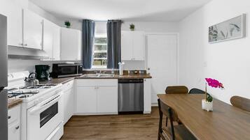 Maison, plusieurs lits, patio, vue jardin (Rose Drive Roost 2) | Cuisine privée | CafetiÚre/bouilloire