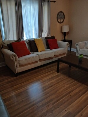 Hus - flera sängar - uteplats - utsikt mot trädgården (Belvoir Drive Southern Charmer) | Vardagsrum