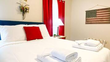 Hus - flere senge - terrasse - udsigt til have (Belvoir Drive Southern Charmer) | 4 soveværelser, individuelt design, individuel indretning, sengetøj