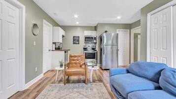 House, Multiple Beds, Pool Access, Pool View (Bethany C Lane Northwest) | Interior