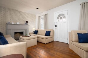 Casa, varias camas, patio, vistas al jardín (21st Ave Bham Bungalow) | Zona de estar | Una televisión