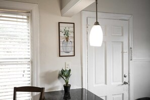 Casa, varias camas, patio, vistas al jardín (21st Ave Bham Bungalow) | Interior