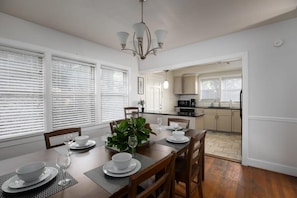 Casa, várias camas, varanda, vista para o jardim (21st Ave Bham Bungalow) | Opções para refeição