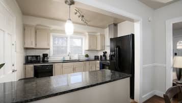 House, Multiple Beds, Patio, Garden View (21st Ave Bham Bungalow) | Private kitchen