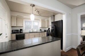 Casa, varias camas, patio, vistas al jardín (21st Ave Bham Bungalow) | Cocina privada | Frigorífico, microondas, horno y placa de cocina