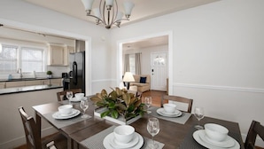Ferienhaus, Mehrere Betten, Terrasse, Gartenblick (21st Ave Bham Bungalow) | 3 Schlafzimmer, individuell dekoriert, individuell eingerichtet