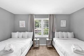 Hus - flera sängar - uteplats - utsikt mot trädgården (Broadmoor Bungalow - Both Units) | Utsikt från rummet