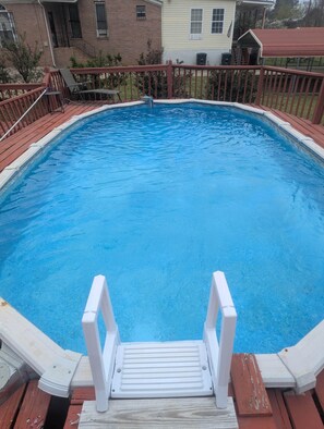 Una piscina al aire libre