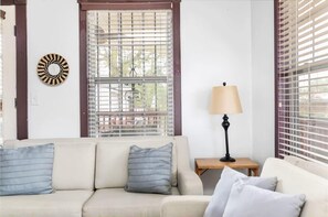 Ferienhaus, Mehrere Betten, Poolzugang, Poolblick (Jefferson Ave Historic) | Wohnbereich