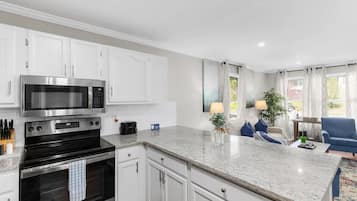 Casa, diversos llits, pati, vistes al jardí (21st Street Evergreen Charm) | Cuina privada | Frigorífic, microones, forn i placa de cuina