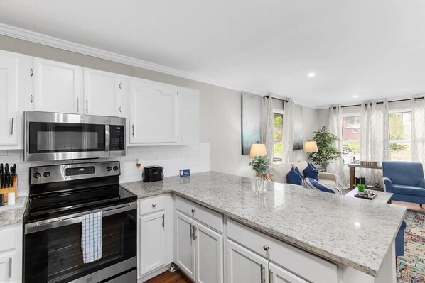 Casa, várias camas, varanda, vista para o jardim (21st Street Evergreen Charm) | Cozinha privada | Geladeira, micro-ondas, fogão, cooktop