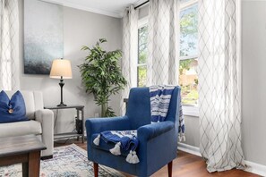 Hus - flera sängar - uteplats - utsikt mot trädgården (21st Street Evergreen Charm) | Vardagsrum