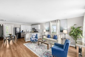 Casa, várias camas, varanda, vista para o jardim (21st Street Evergreen Charm) | Área de estar | TV