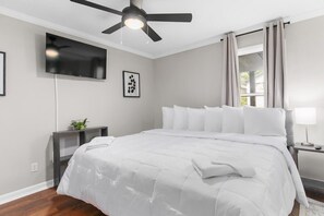 Hus - flera sängar - uteplats - utsikt mot trädgården (21st Street Evergreen Charm) | 3 sovrum, individuell inredning, unika möbler och sängkläder