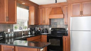 Casa, varias camas, patio, vistas al jardín (Highland Drive Hideaway) | Cocina privada | Cafetera o tetera