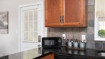 House, Multiple Beds, Patio, Garden View (Highland Drive Hideaway) | Interior