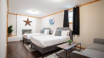 Maison, plusieurs lits, patio, vue jardin (Highland Drive Hideaway) | 4 chambres, décoration personnalisée, ameublement personnalisé
