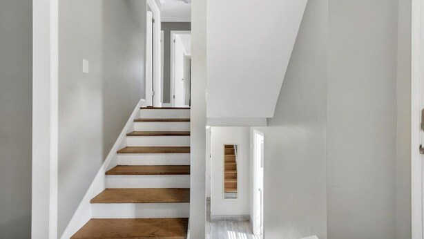 Un interno moderno con una scala che conduce a un altro livello.
