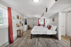 Nhà, nhiều giường, có thể sử dụng hồ bơi, quang cảnh hồ bơi (Gilmore Retro Pad) | 5 phòng ngủ, truy cập Internet không dây miễn phí