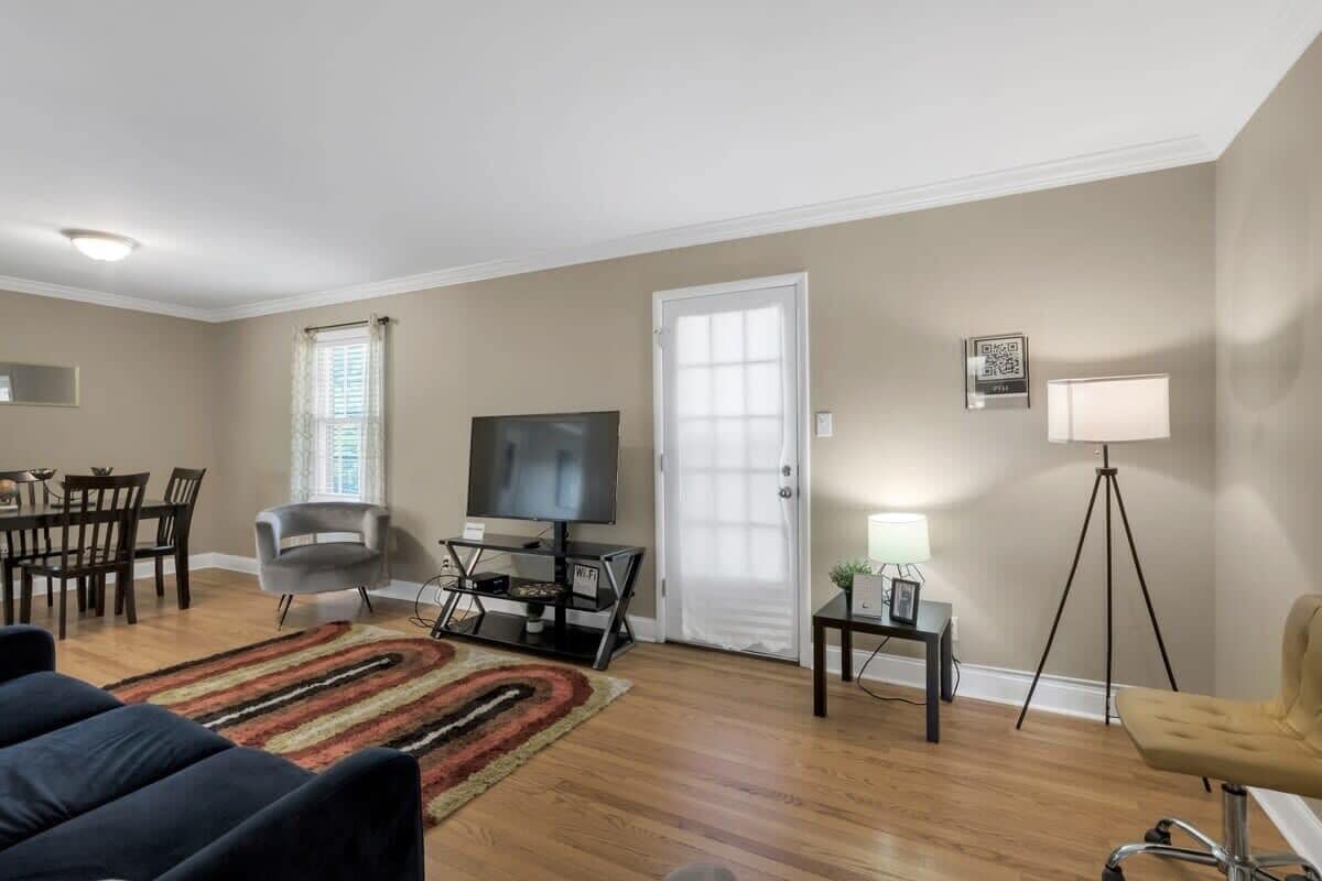 House, Multiple Beds, Pool Access, Pool View (Gilmore Retro Pad) | Living area